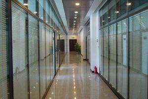 【重庆天色装饰】玻璃隔墙适用于哪些空间 玻璃隔墙验收方法