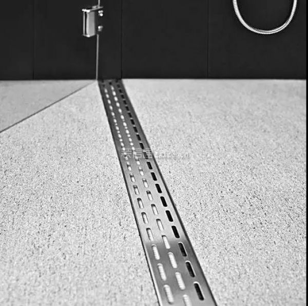 室外水池排水槽常用的排水沟构造玻璃窗与室外石材地面排水槽户外雨水