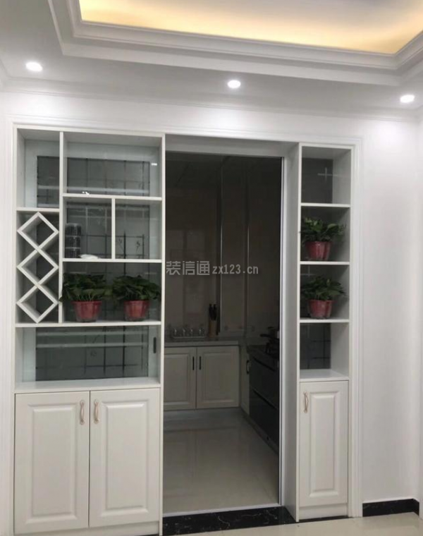家里空间不大,考虑到实用性,厨房门两边改做了酒柜,左侧做了酒架,平时