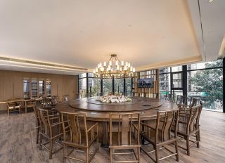 天津酒店新中式风格餐厅实木餐桌装修图
