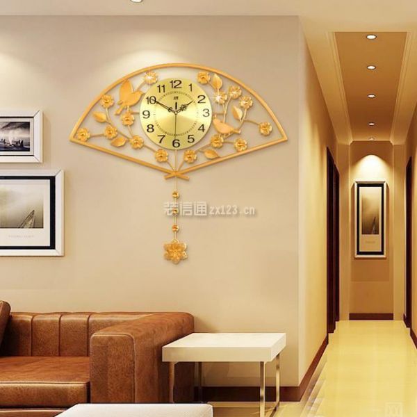 即使说挂钟宜朝门,但是对于位置上来看挂钟不能挂在正对门的大厅中间