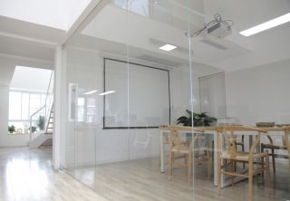 天津市办公楼会议室玻璃隔断墙装修实景图