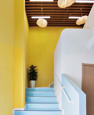 深圳幼儿园室内楼梯背景墙装修效果图