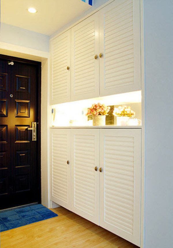 第二:硬装部分可以配合组合鞋柜布置造型灯带,照亮仅有的顶部照明带来