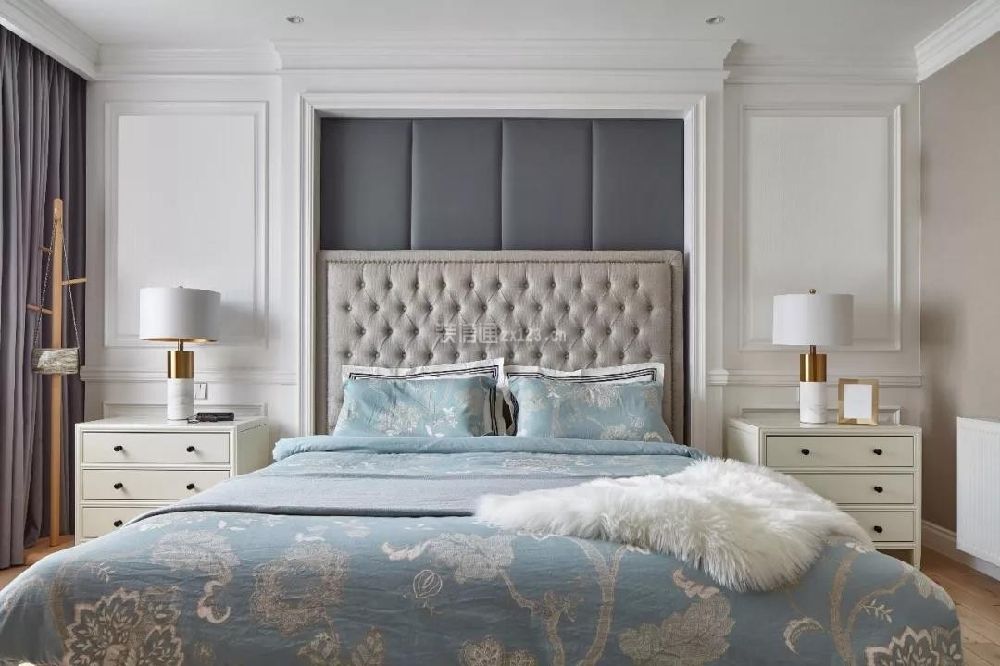 卧室背景墙装修效果图欣赏 卧室床头柜设计图片