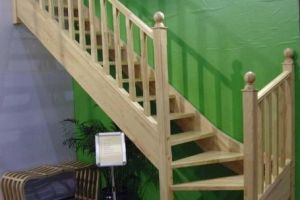 【百合装饰】木楼梯扶手安装注意事项 楼梯扶手如何保养？