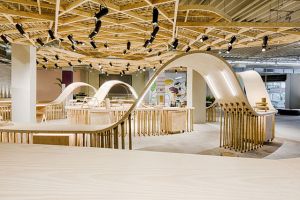 【武汉天霸设计】木头和竹子带来的运动感商场设计效果，原来这般惊艳!