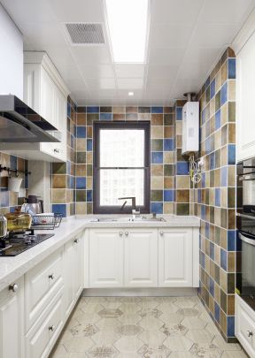 l型厨房装修效果图 L型厨房橱柜设计 厨房背景墙设计效果图