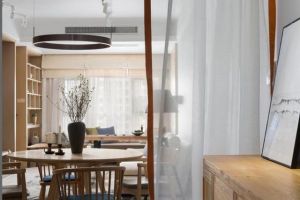 瑞安装修公司分享：78平原木风两居室装修，圆桌很漂亮