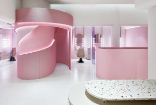 南京商场美妆店面粉色装修效果图片