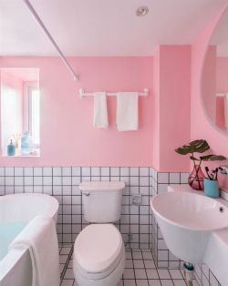 温馨风格卫生间粉色墙面装修设计图