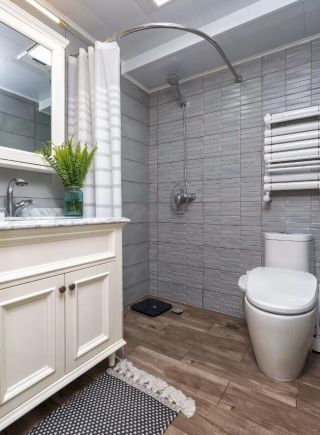 三室两厅家庭卫浴间装修设计效果图