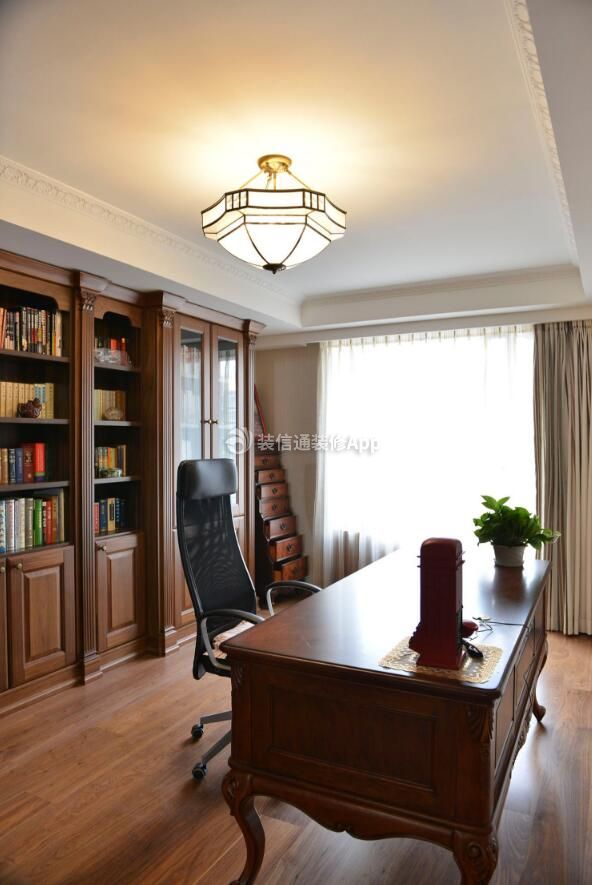 美式风格书房实木书桌装修设计图片