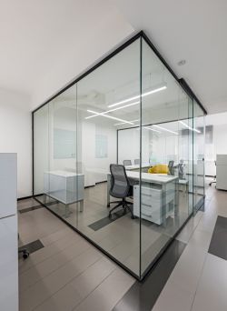 最新现代办公室室内玻璃墙装修效果图