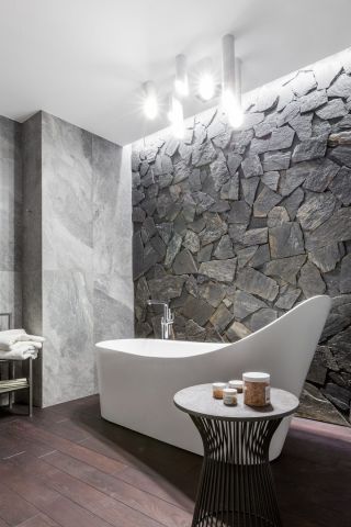 现代风格四居室浴室背景墙设计效果图