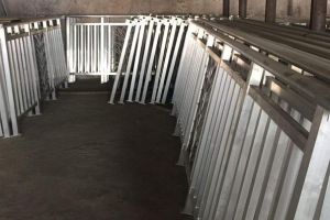 阳台护栏材料有哪些？锌钢护栏VS铝合金护栏优劣对比！