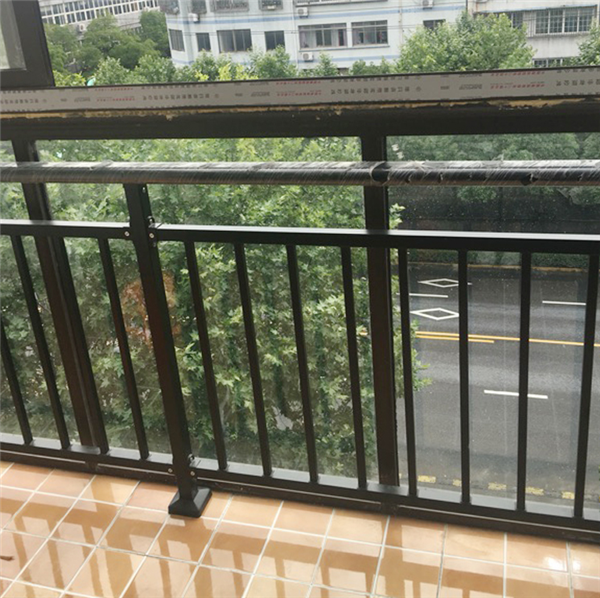 阳台护栏材料有哪些?锌钢护栏vs铝合金护栏优劣对比!