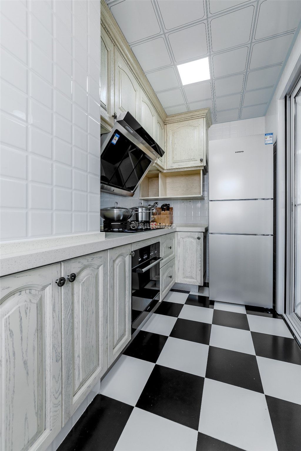 100平米家庭厨房黑白地砖装修效果图