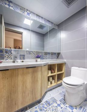 三房二厅现代风格卫生间浴室柜装修效果图