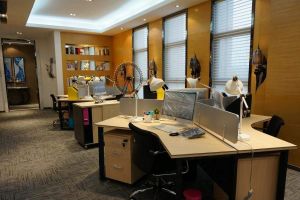 办公室装修应该如何做好采光与通风处理？