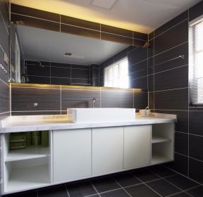 现代卫生间黑色瓷砖装修效果图片-每日推荐
