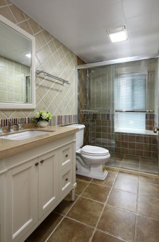 美式三居室卫生间瓷砖装修效果图片