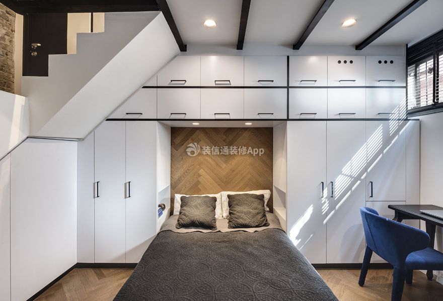30平米单身公寓卧室床头柜子装修效果图