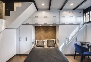 30平米单身公寓卧室床头柜子装修效果图