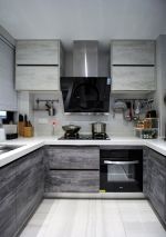 现代北欧风格U型厨房装修效果图片