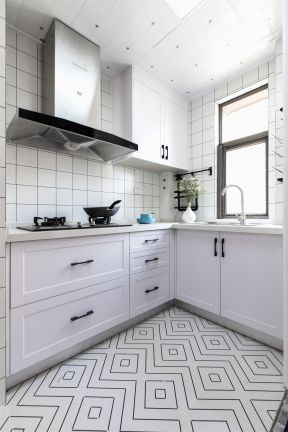 厨房地板砖颜色 厨房橱柜颜色 厨房橱柜效果
