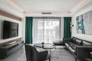 现代风格装修的大户型空间，绿色窗帘黑色沙发真大气