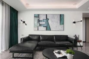 现代风格装修的大户型空间，绿色窗帘黑色沙发真大气