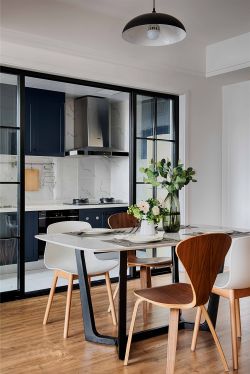 130平米餐厅厨房玻璃门装修效果图