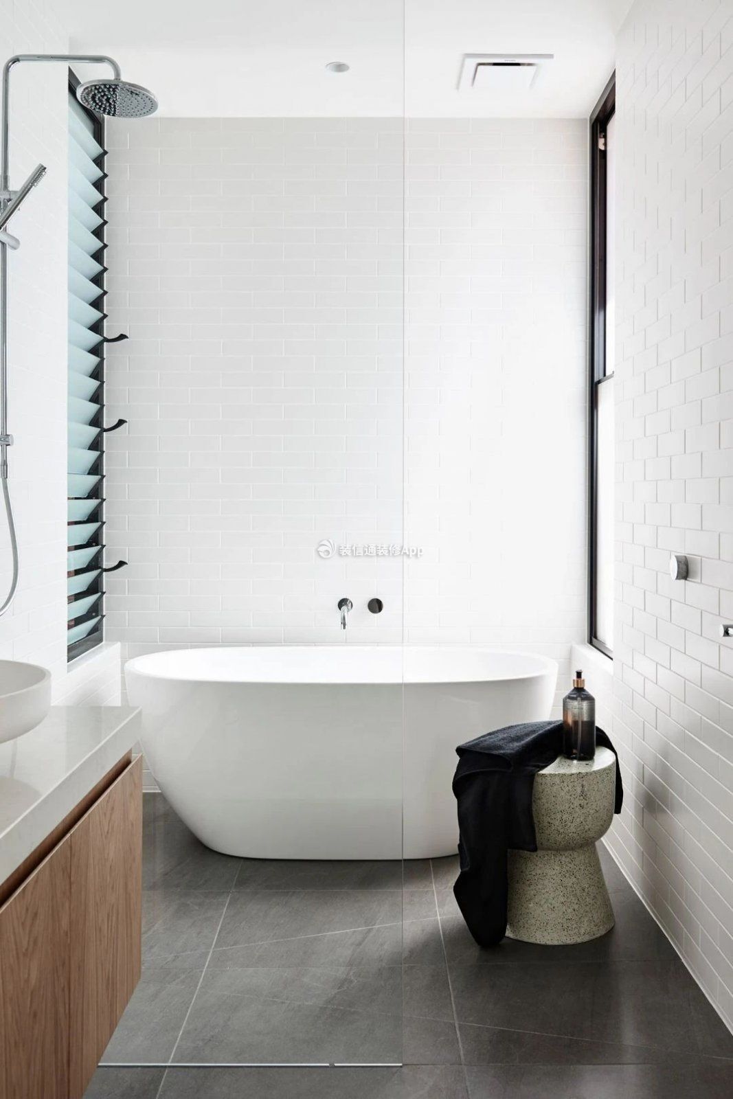 上海300平米现代别墅浴室装修设计图