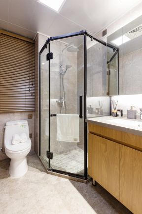 三室二厅样板房卫生间淋浴隔断装修效果图