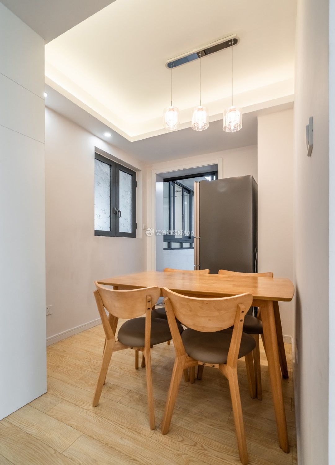 60平米两室一厅小户型餐厅实木餐桌图片:
