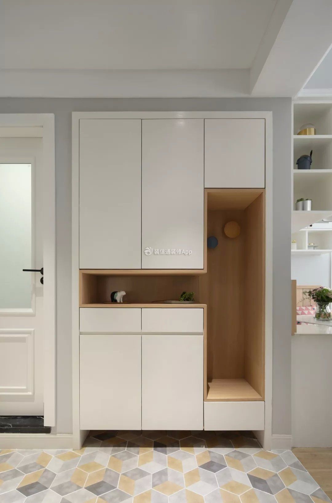 小户型玄关更适合定制的鞋柜，白色加木色就很好看_走廊_空间_柜子