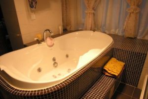 [诺华装饰]卫生间浴缸的材质有哪些 浴缸的5大选购技巧