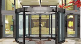 [北京建磊国际装饰]酒店大门装修为什么要用旋转门？
