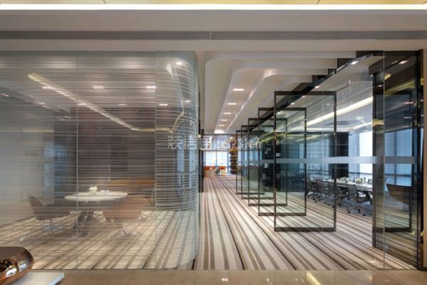 地面面积按墙与墙之间的净面积以平方米计算,不扣除间壁墙,穿过地面的