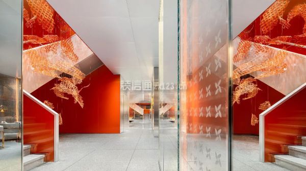 红色在层层递进的关系中贯穿始终,又不时与金属,高光材料,水晶,玻璃