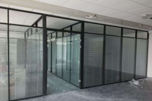 [成都华西装饰]办公区玻璃隔断尺寸怎么选 玻璃隔断的安装常识
