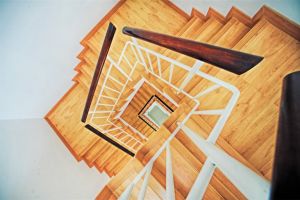 [南京多特装饰]复式楼梯怎么装?这七款复式房楼梯效果图教你这样装!