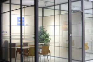 [科纳装饰]办公室玻璃隔断的优点 为何办公室喜欢做玻璃隔断
