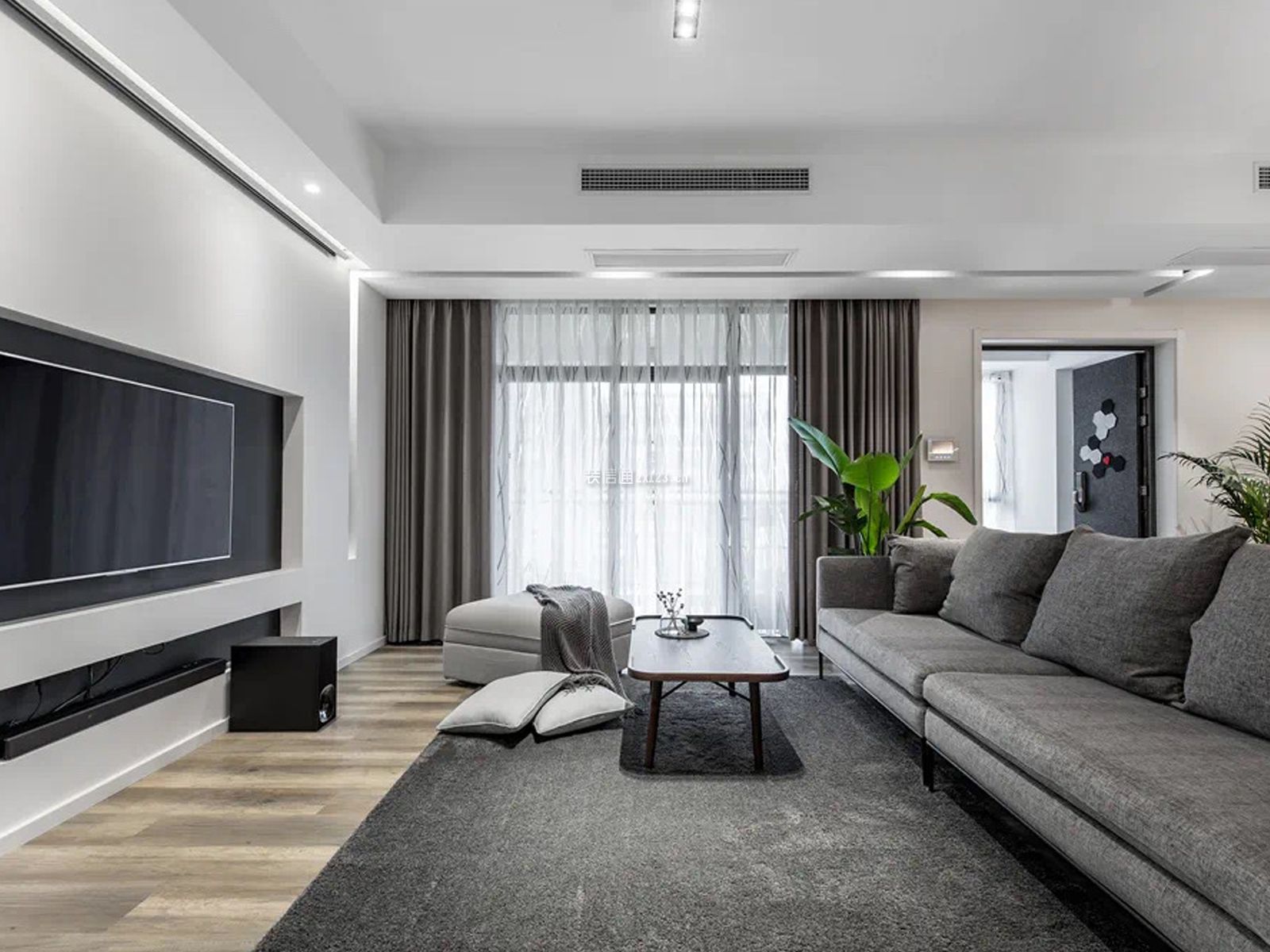 南宁凤岭名筑现代风格160平米设计方案 客厅吊顶装饰设计_装信通网
