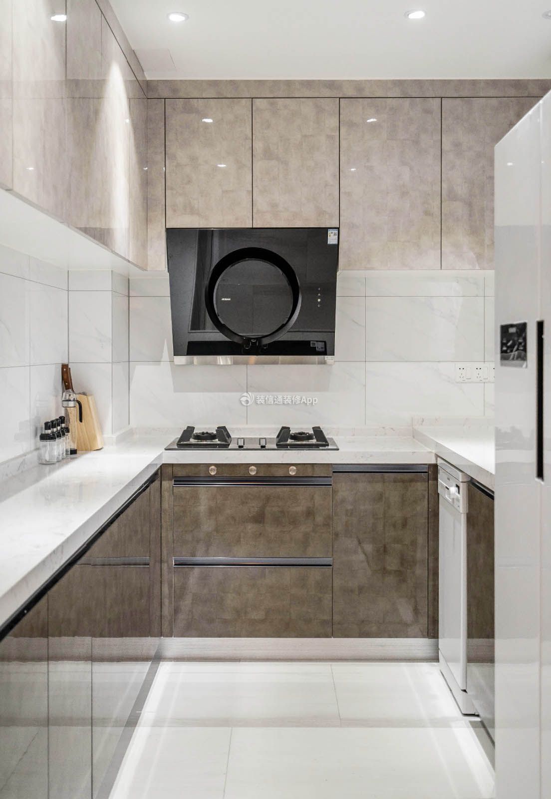 120平方现代简约房子L型厨房设计图