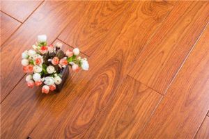 [广州苹果装饰]铺地板前地面要吸尘吗 怎么铺设木地板