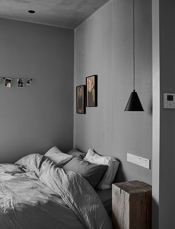 卧室的面积十分狭小,墙面采用灰色乳胶漆来装饰,看起来显得特别有质感