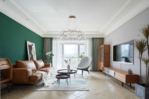 [成都紫苹果装饰]110㎡简美风格装修，棕色沙发配深绿色墙面
