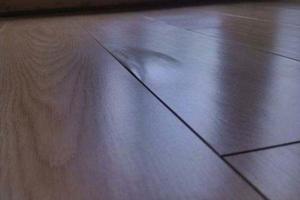 [南宁云上装饰]3个简单易学的小方法，让你家地板免受潮湿烦恼